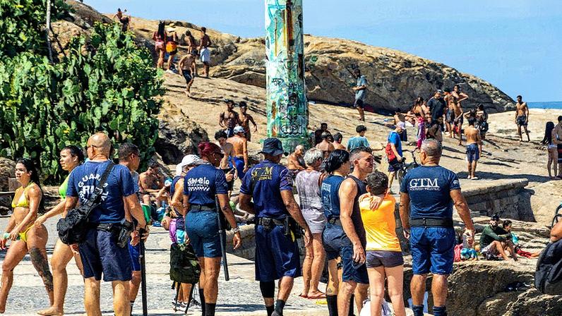 Domingo de praia cheia durante a Operação Verão na Praia do Arpoador (Foto: Reprodução)