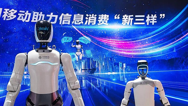 Dois robôs humanoides em exibição no estande da China Mobile durante a Conferência Mundial de Mobilidade em Xangai (Foto: Reprodução)