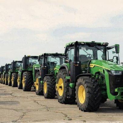 John Deere enfrenta dificuldades com tarifas e agricultores em crise nos EUA