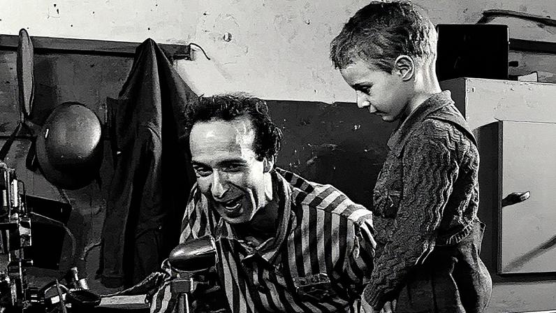 Roberto Benigni e Giorgio Cantarini em cena do filme 'La vida es bella' (Foto: Reprodução)