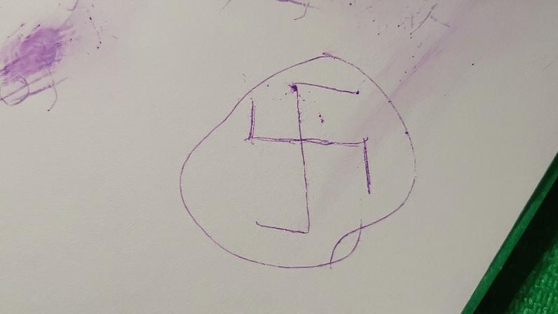 Desenhos de suástica encontrados em carteiras de escola (Foto: Reprodução)