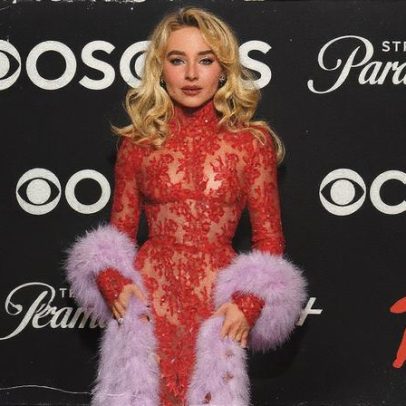 Sabrina Carpenter arrasa em vestido vermelho transparente no tapete vermelho do VMAs 2025