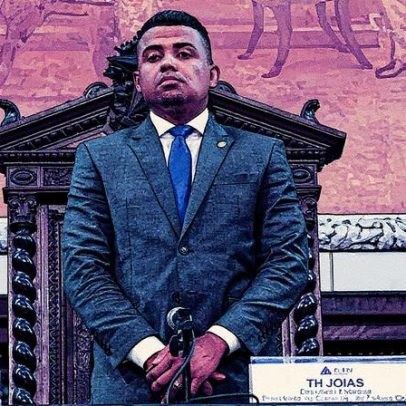 TH Jóias presenteia convidados com lembrancinhas de ouro em chá revelação