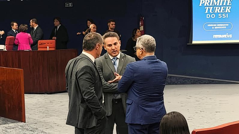 Deputado Zucco acompanha os votos da Primeira Turma no julgamento de Bolsonaro no STF (Foto: Reprodução)