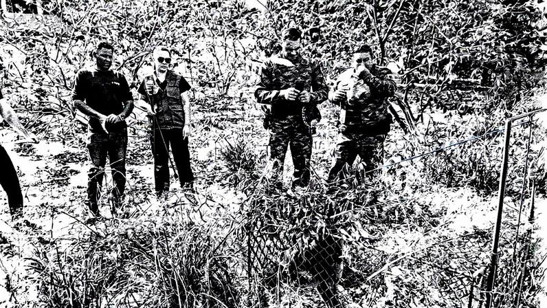 Equipe que atendeu a ocorrência com a onça capturada (Foto: Reprodução)