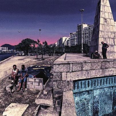 Prefeitura retira casal em situação de rua de monumento histórico no Rio
