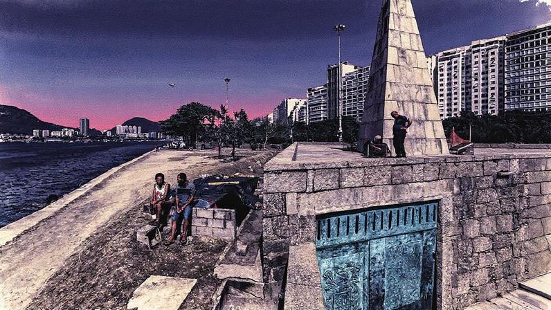 Casal em situação de rua deixa abrigo improvisado no Monumento a Estácio de Sá, no Aterro do Flamengo (Foto: Reprodução)