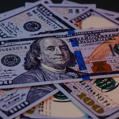 Dólar cai com dados fracos do mercado de trabalho nos EUA e encerra alta consecutiva