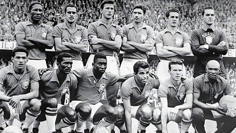 Seleção brasileira de futebol comemora a conquista do primeiro título mundial em 1958, na Suécia (Foto: Reprodução)