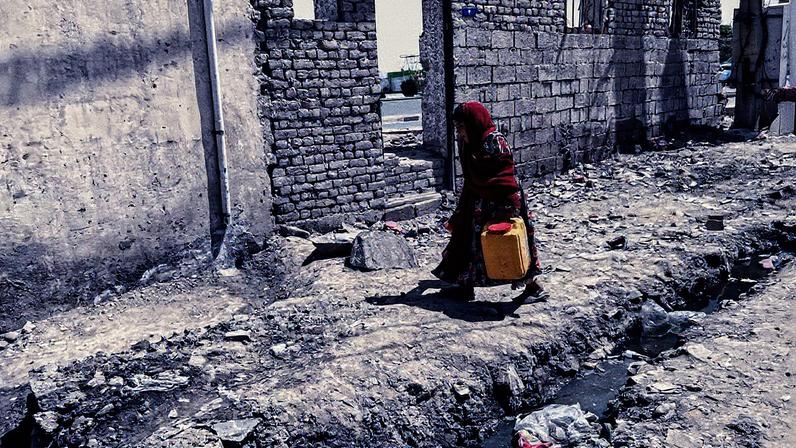 Menina caminha pelas ruas de Kabul em busca de água (Foto: Reprodução)