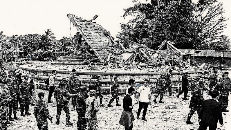 Militares e diplomatas de 13 países observam a implementação do acordo de cessar-fogo entre Camboja e Tailândia próximo ao posto de controle de An Ses, na província de Preah Vihear, Camboja, em 30 de julho (Foto: Reprodução)