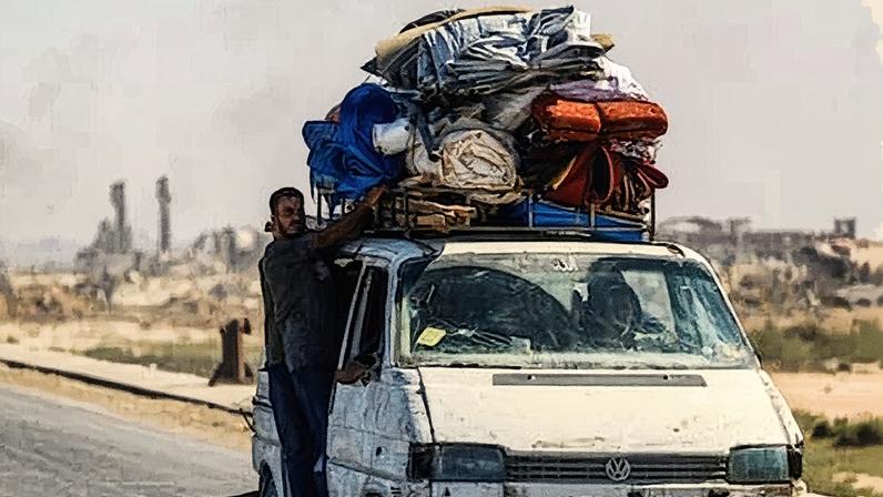 Veículo carregado com enseres se dirige para o sul do enclave de Gaza (Foto: Reprodução)