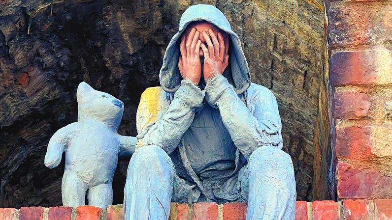 Estátua instalada no Dia Mundial de Prevenção ao Suicídio em 2020 (Foto: Reprodução)