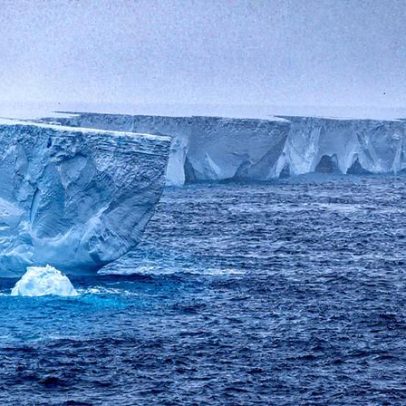 Iceberg de 39 anos derrete e muda de forma na costa da Antártida