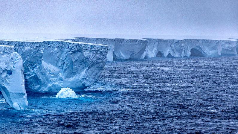 Iceberg gigante A23a, que se desprendeu da Antártida há 39 anos, flutua em águas oceânicas (Foto: Reprodução)