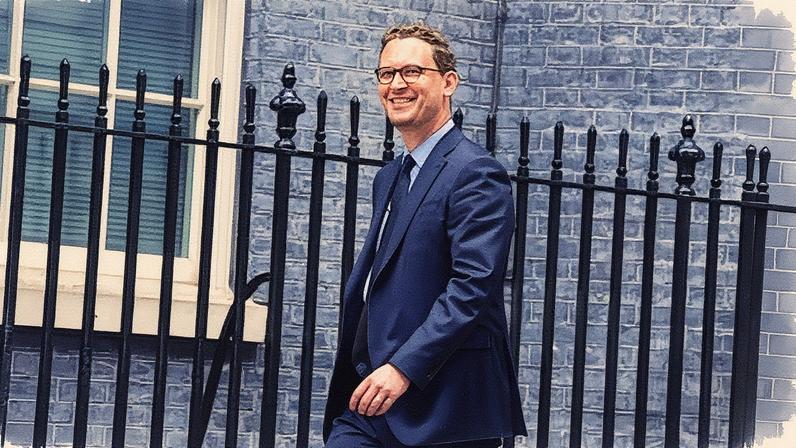 Darren Jones, novo secretário chefe do Gabinete de Starmer, em frente a Downing Street no dia 5 de julho (Foto: Reprodução)