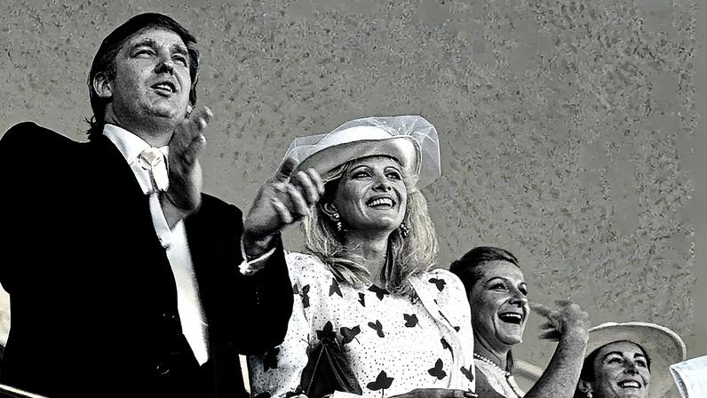 Donald Trump ao lado de Ivana, sua primeira esposa, em uma foto (Foto: Reprodução)