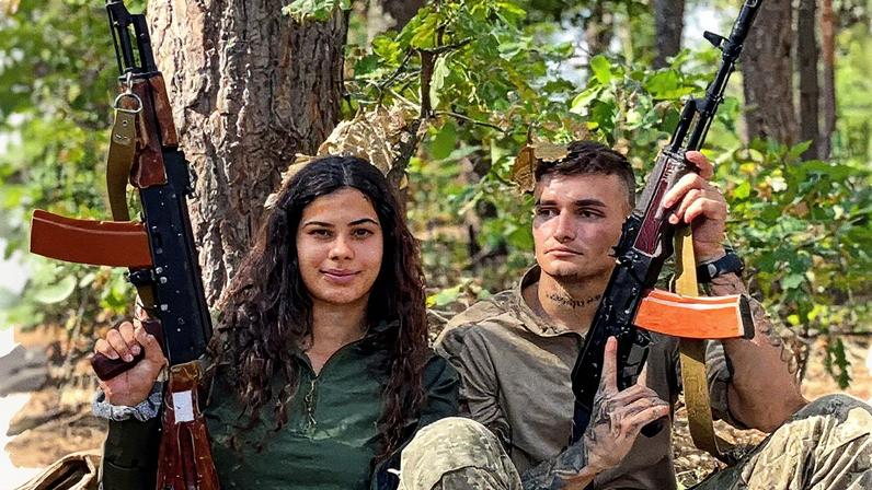 Casal se abraça em um ambiente ao ar livre durante a guerra da Ucrânia (Foto: Reprodução)