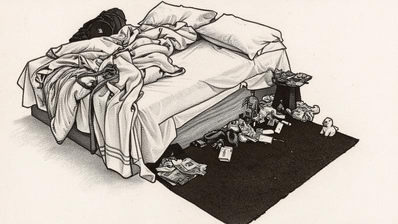Cama desfeita com lençóis bagunçados e objetos pessoais ao redor, incluindo travesseiros e roupas (Foto: Reprodução)