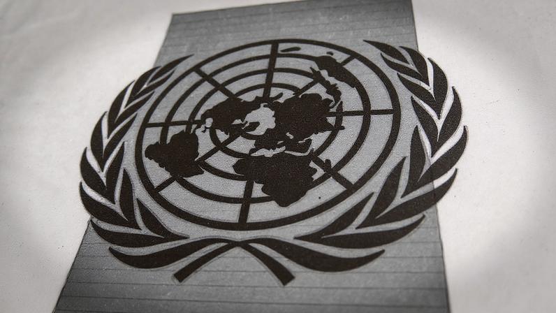 Logotipo da ONU em uma janela do edifício-sede das Nações Unidas em Nova York (Foto: Reprodução)