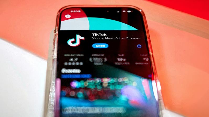 Discussões sobre o futuro do TikTok nos EUA ocorrem enquanto a plataforma enfrenta um prazo final para fechar um acordo que assegure a continuidade de suas operações (Foto: Reprodução)