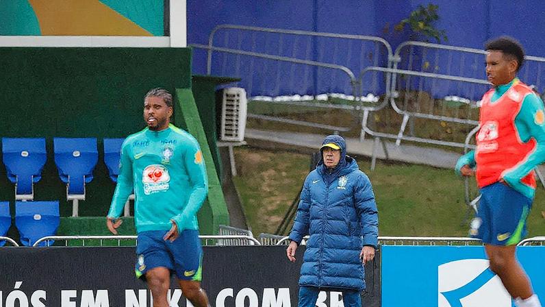 Treinador Ancelotti dirige treino da seleção brasileira (Foto: Reprodução)