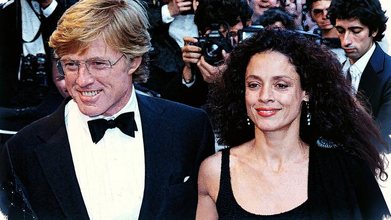 Robert Redford e Sônia Braga posam juntos no Festival de Cannes de 1988 (Foto: Reprodução)