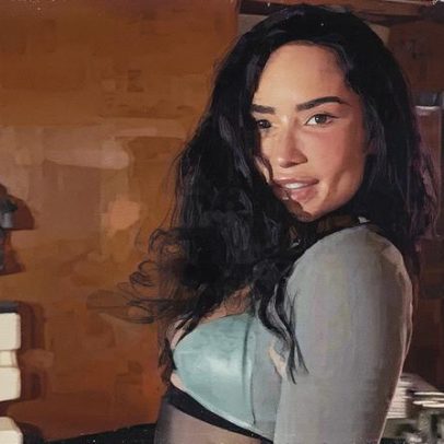 Demi Lovato adota look ousado com meias-calças como calças em nova aparição