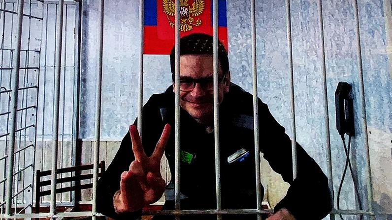 Ilya Yashin, político de oposição russa, durante audiência judicial (Foto: Reprodução)