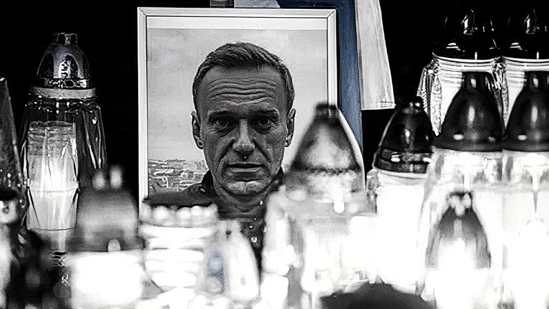 Tributo a Navalni em frente ao consulado russo em Cracóvia no dia de seu funeral em 2024 (Foto: Reprodução)