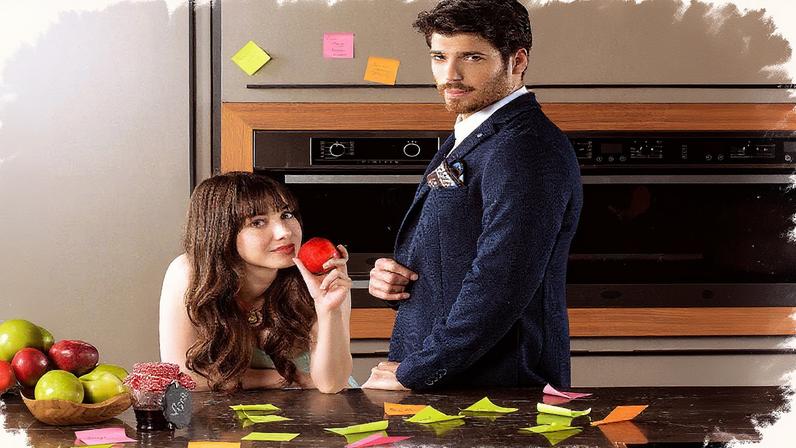 Nazli e Ferit posam juntos em cena da série 'Dolunay' (Foto: Reprodução)