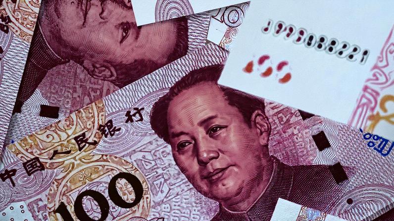 Notas de cem yuans dispostas em uma superfície em Xangai, China (Foto: Reprodução)