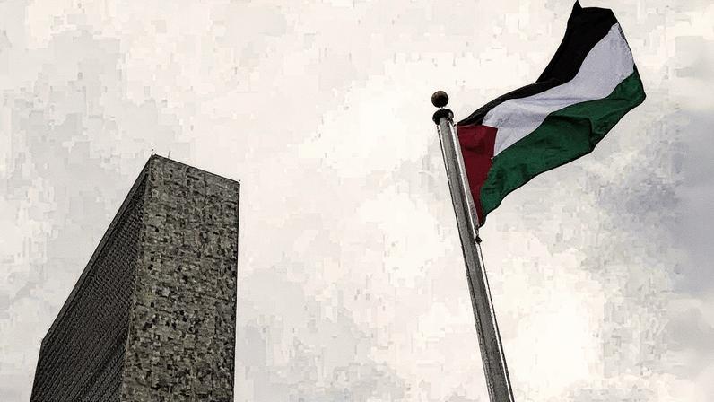 Bandeira da Palestina hasteada em frente à sede da ONU em 2016 (Foto: Reprodução)