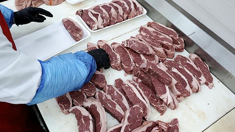 Carne bovina é preparada para um cliente em uma loja de alimentos em Miami, Flórida (Foto: Reprodução)