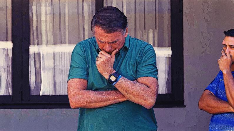 Ex-presidente Jair Bolsonaro em prisão domiciliar na garagem de sua casa em Brasília (Foto: Reprodução)