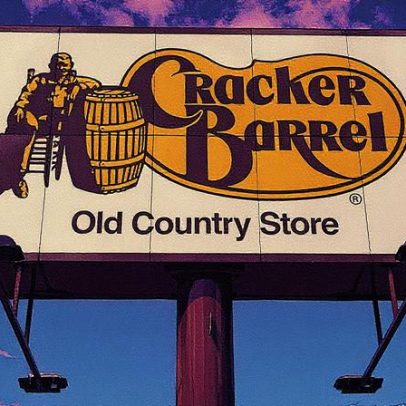 Cracker Barrel interrompe reformas em restaurantes após polêmica com logotipo