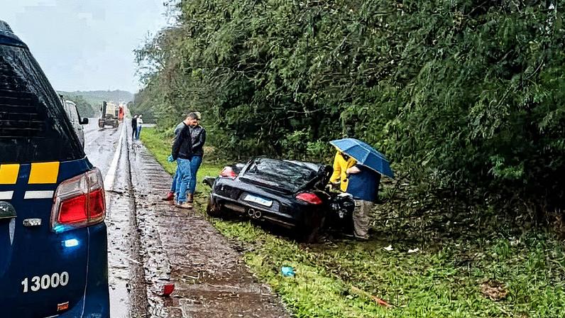 Veículo saiu da pista na altura da cidade de Carazinho, no Rio Grande do Sul (Foto: Reprodução)