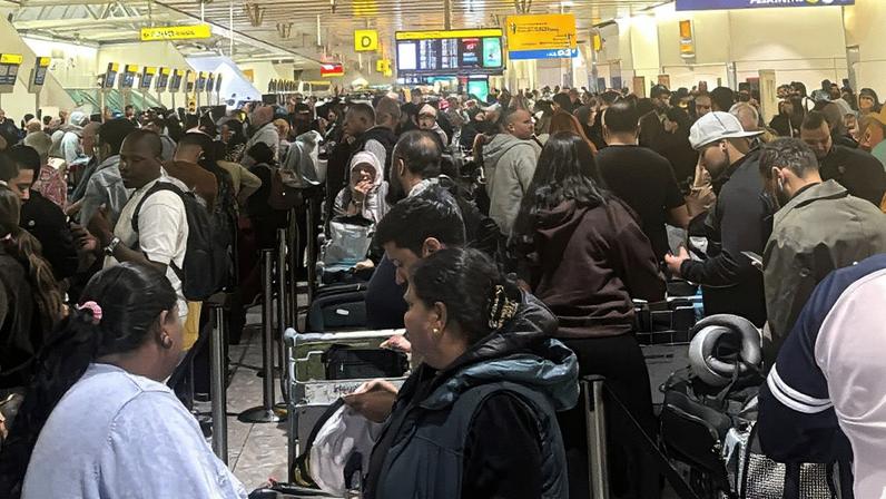 Passageiros foram orientados a confirmar voos com as companhias aéreas antes de seguir para os terminais (Foto: Reprodução)
