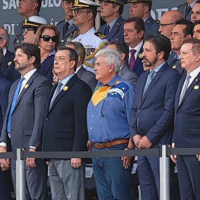 Desfile no Sambódromo reúne Tarcísio e Nunes em grande festa em São Paulo