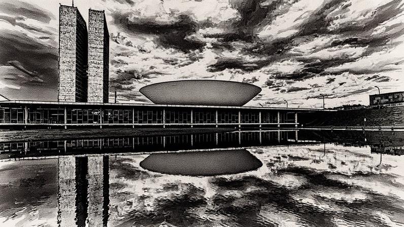 Congresso Nacional em Brasília, com sua arquitetura característica e céu claro ao fundo (Foto: Reprodução)