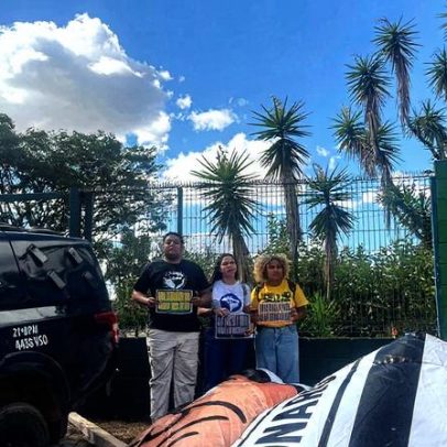 Polícia separa manifestantes e boneco inflável em frente ao condomínio de Bolsonaro