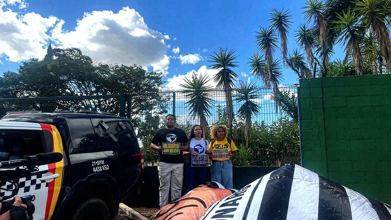 Confusão na frente do condomínio de Bolsonaro (Foto: Reprodução)