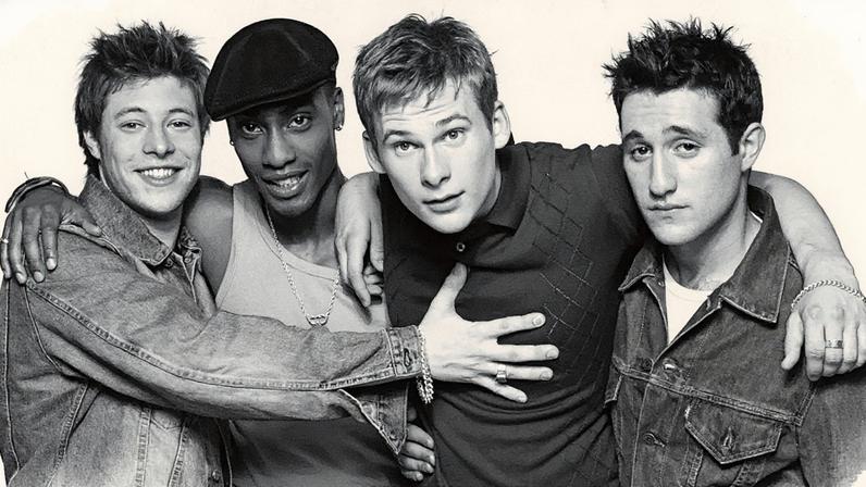 Membros da banda Blue (da esquerda para a direita: Duncan, Simon, Lee e Antony) mostram que têm mais filhos, mais responsabilidades e mais tatuagens (Foto: Reprodução)