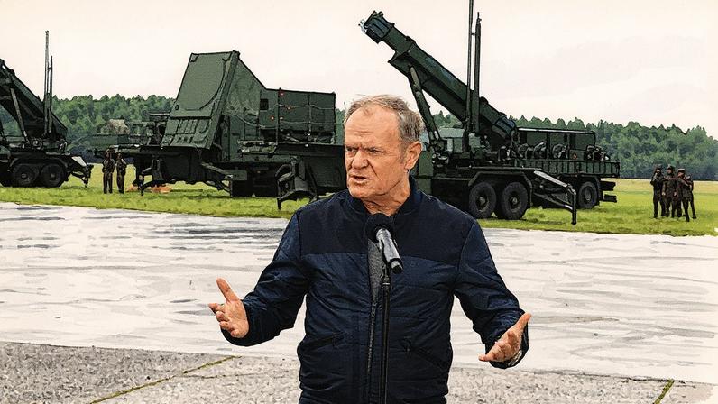 Primeiro-ministro polonês, Donald Tusk, na central de treinamento da força aérea em Ustka, Polônia (Foto: Reprodução)