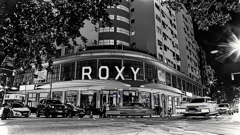Antigo Cine Roxy transformou-se no Roxy Dinner Show (Foto: Reprodução)
