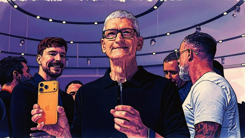 Tim Cook, CEO da Apple, apresenta o iPhone 17 Pro Max, que agora oferece uma opção de 2 TB e tem preço inicial de US$ 1.999 (Foto: Reprodução)