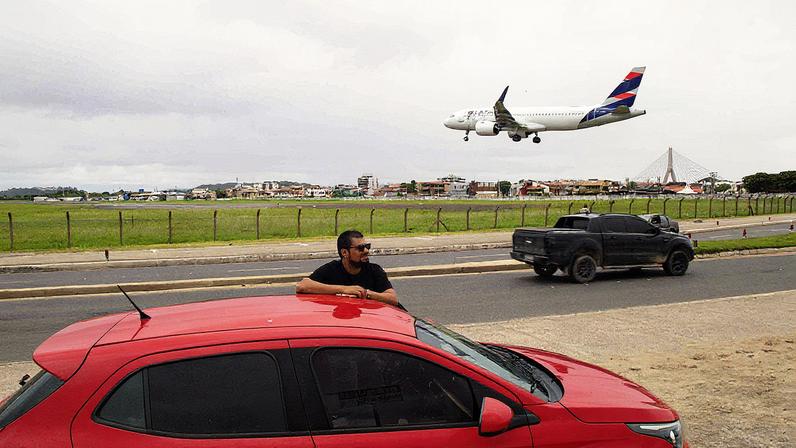 Controlador de voo no aeroporto de Ilhéus, Glauber Barbosa, 42, utiliza as horas vagas para trabalhar como motorista de Uber e fazer entregas (Foto: Reprodução)