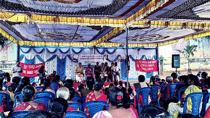 Trabalhadoras domésticas celebram o Dia Internacional das Trabalhadoras e dos Trabalhadores Domésticos em Bangalore, Índia (Foto: Reprodução)