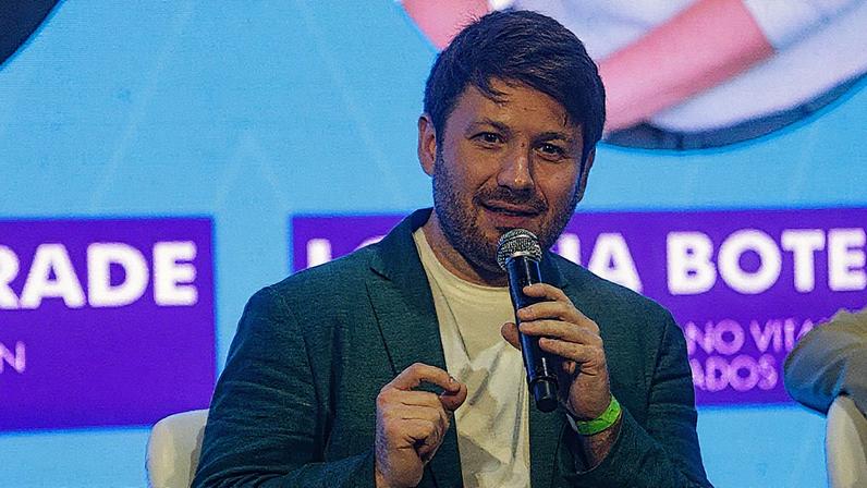 Nicolas Andrade, da OpenAI, discute a inclusão de direitos autorais na legislação de IA (Foto: Reprodução)