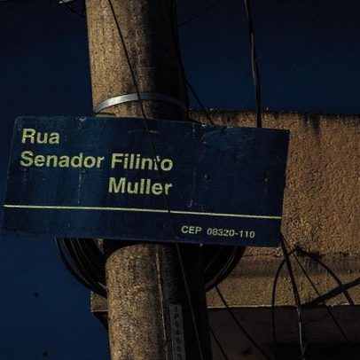 Placas perturbadoras surgem nas esquinas e geram temor na população